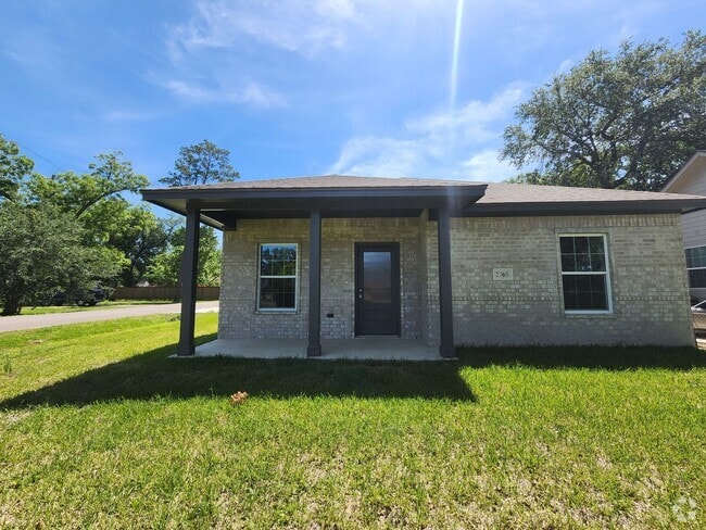 Building Photo - 2705 Goliad St Rental