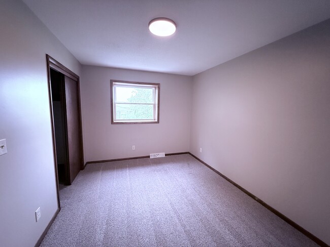 Building Photo - 4052 Canterbury Dr