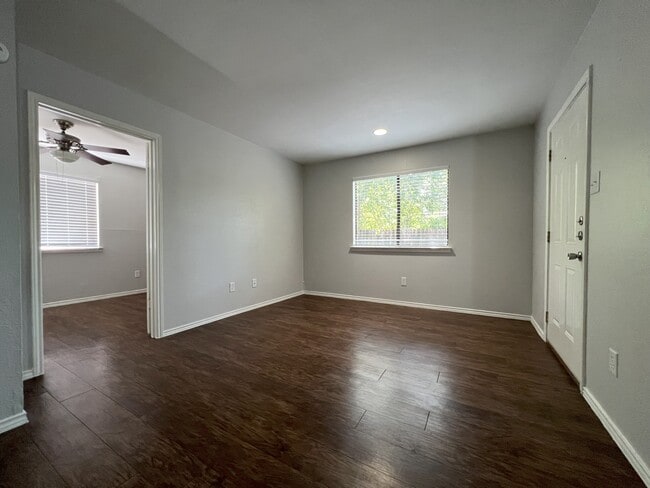 Building Photo - 1640 Post Rd Unit B