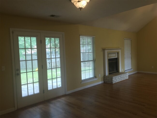 Photo - 886 Darrow Ln