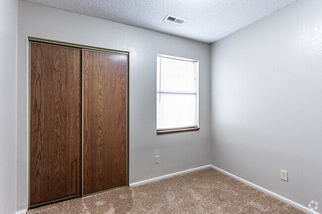 3BR, 2BA - 1085 SF - Willow Run Apartments