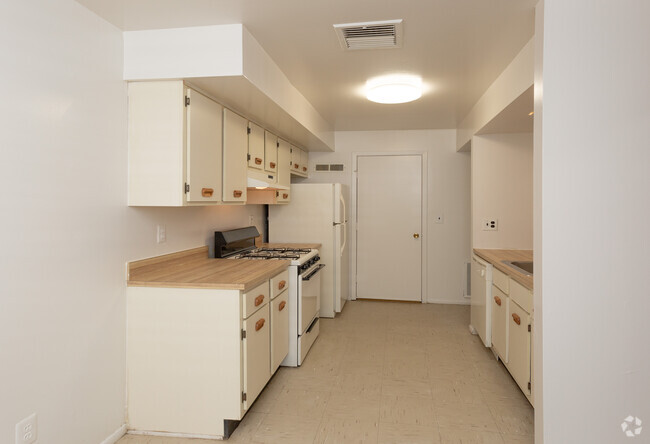 Kitchen - Oxford Arms Apartments