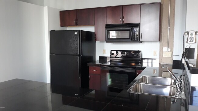 Photo - 114 W Adams St