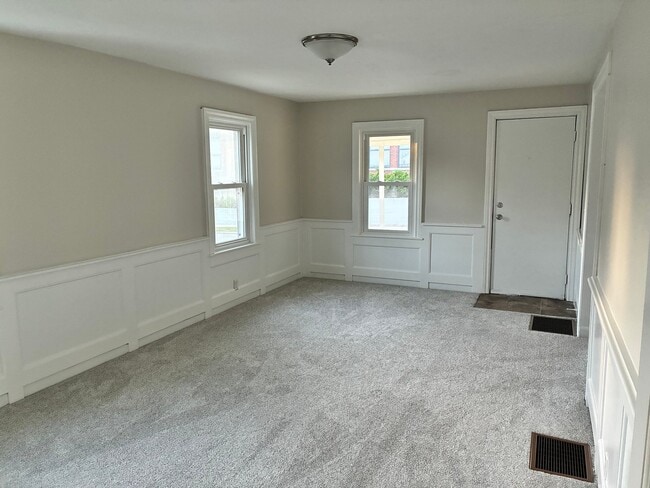 Photo - 928 Baxter St SE