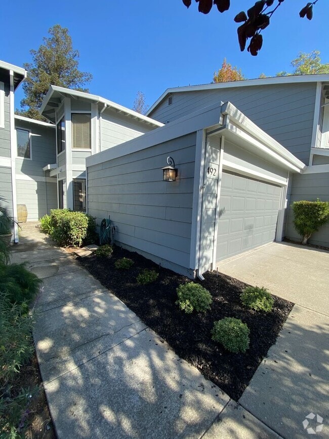 Building Photo - 2 Bed 2.5 Bath Townhouse W/ 2 Car Attached...