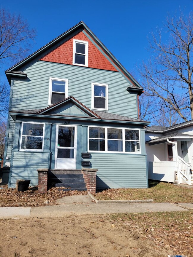 Building Photo - 1314 Oak St Unit 1 Rental