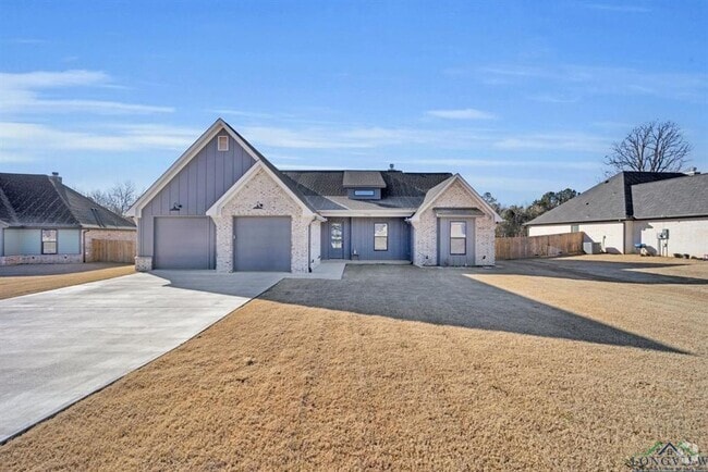 Building Photo - Beautiful 4 bedroom home