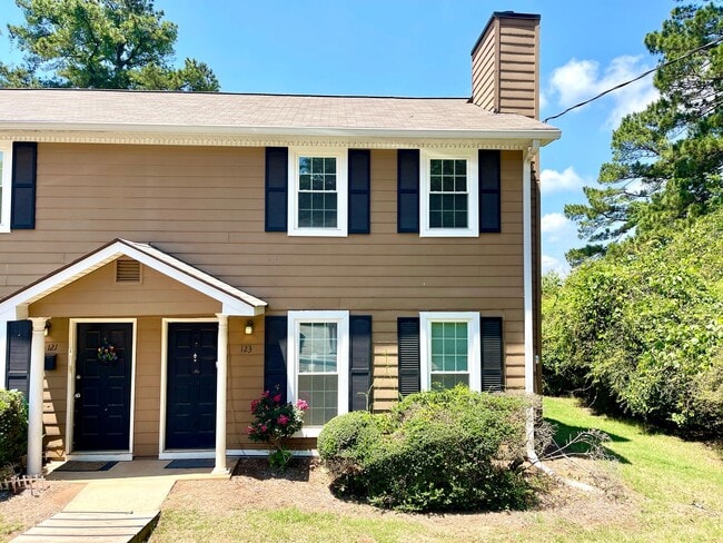 Welcome to this charming 2-bedroom, 1.5-ba... - Welcome to this charming 2-bedroom, 1.5-ba... House