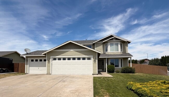 Photo - Spacious 4 Bedroom, 2.5 Bath w/3 Car Garage!