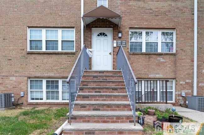 Photo - 18 College Dr