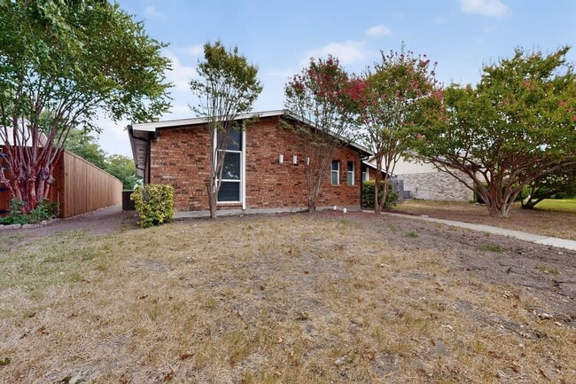 Photo - 2105 Victoria Rd