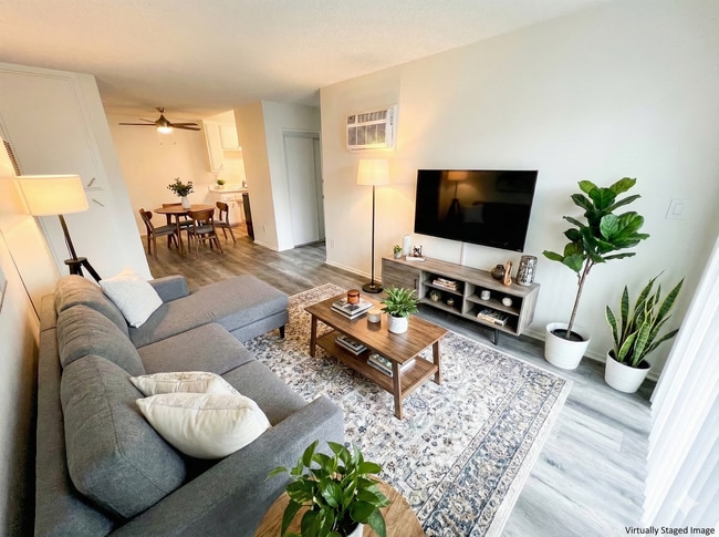 11118 Moorpark Apartments