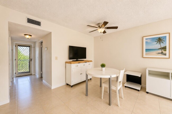 Photo - 6700 Royal Palm Blvd Unidad 210d