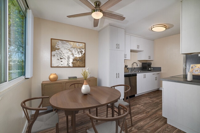 Building Photo - Creekwood Villas