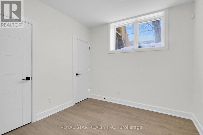 Photo - 547 Mutual St