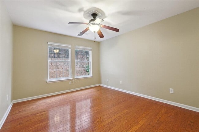 Photo - 3050 Centerglen Ln