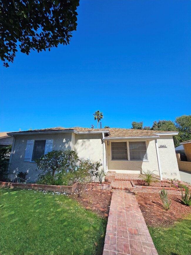 Building Photo - 3942 Redwood Ave