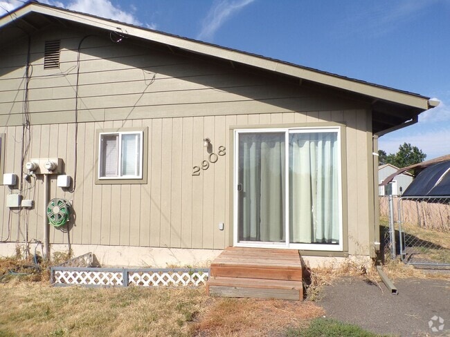Building Photo - N Depot Duplex Unit 2908 N Depot Rental