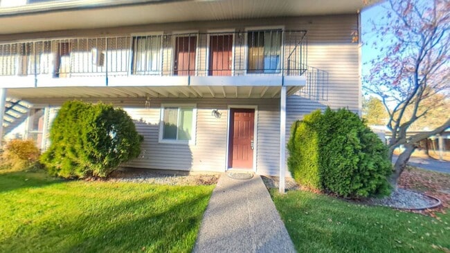Building Photo - Updated Unit Northside Rental