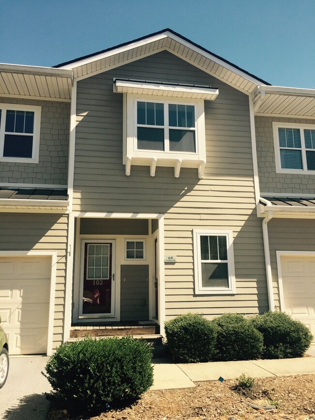 Spacious Condo off Hendersonville Rd- lots... - Spacious Condo off Hendersonville Rd- lots...