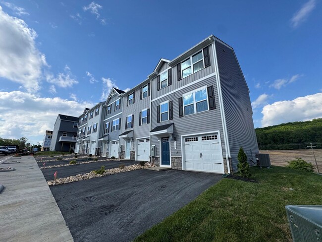 Building Photo - BRAND NEW HOME!