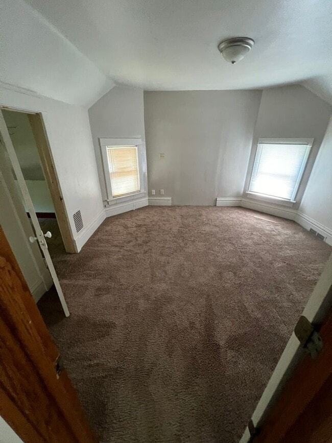 Photo - Large 4 bedroom house east of campus for A... Unidad 1011