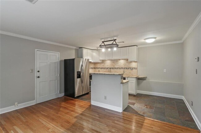 880 Glendale Terrace NE Unit 5