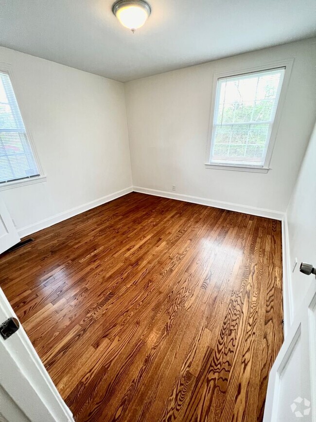 Building Photo - Madison Stunner! 3 Bed 2 Bath House W/ Fen...