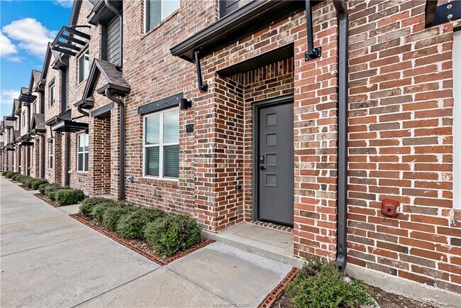 Photo - 1451 Associates Ave