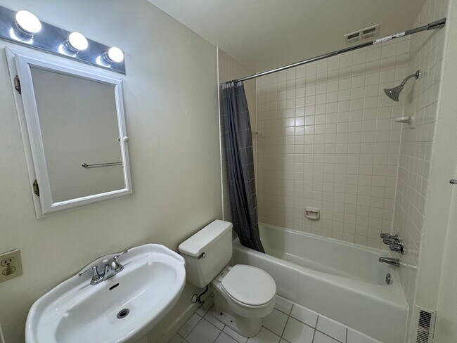 Photo - 5431 Howe St Unidad 2nd Floor