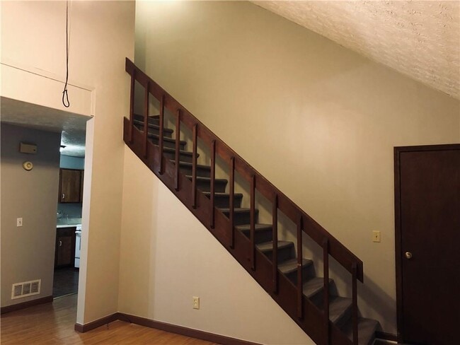 Photo - 1422 Kings Ridge Dr NW