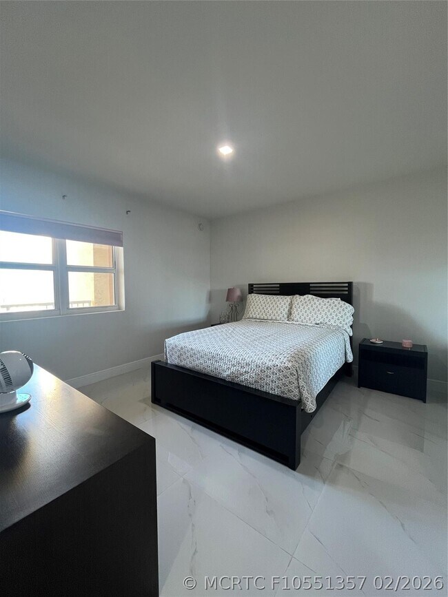 2650 Lake Shore Dr Unit 803