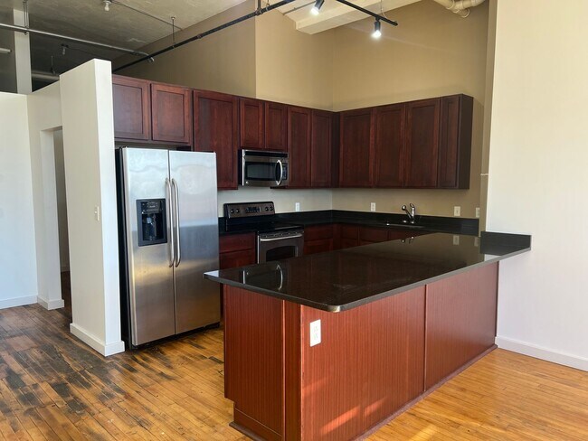 Building Photo - Large 1 Bedroom Loft with Balcony Available in Downtown St. Louis!