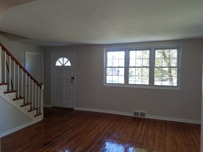 Living room - 603 Topsfield Rd