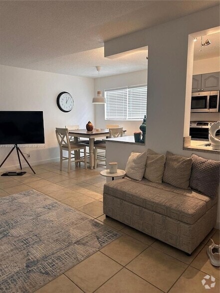 Building Photo - 1100 NE 1st Ct Unit 103 Rental