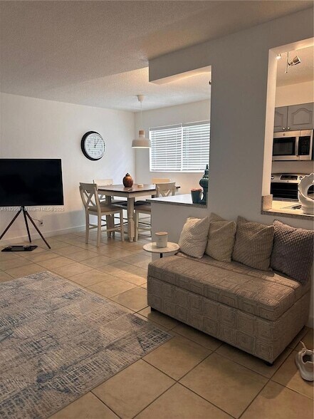 Building Photo - 1100 NE 1st Ct Unit 103 Rental