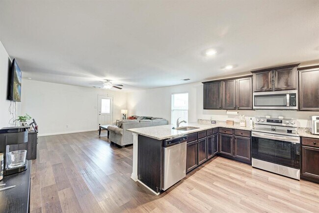 Photo - 132 Maywood Ln