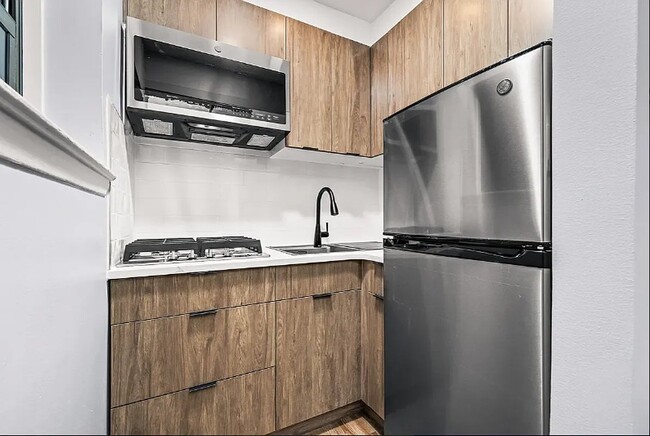 453 W 48th St Unit 1A