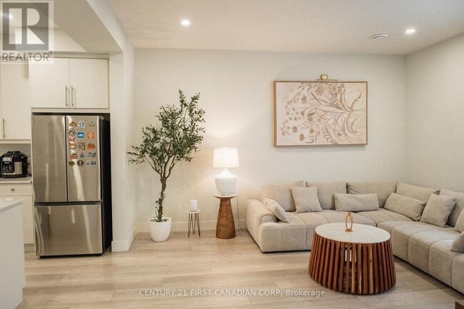 Photo - 925 Deveron Crescent