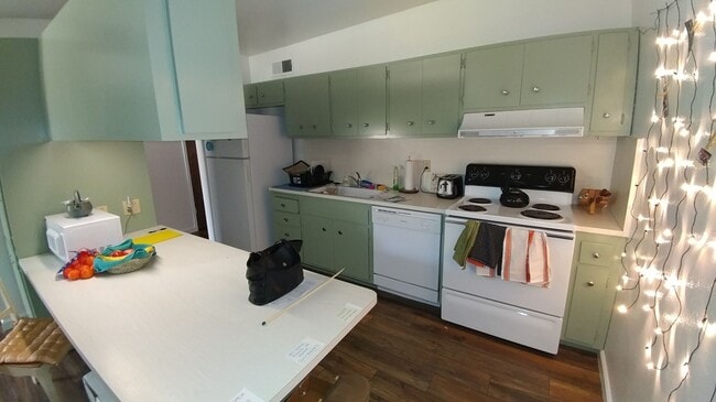 Photo - Beautiful 3 bedroom home in Central Davis available for fall move in!