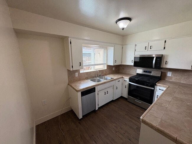 Photo - Spacious SE Tulare Home Near Shopping Centers Rent Ready!