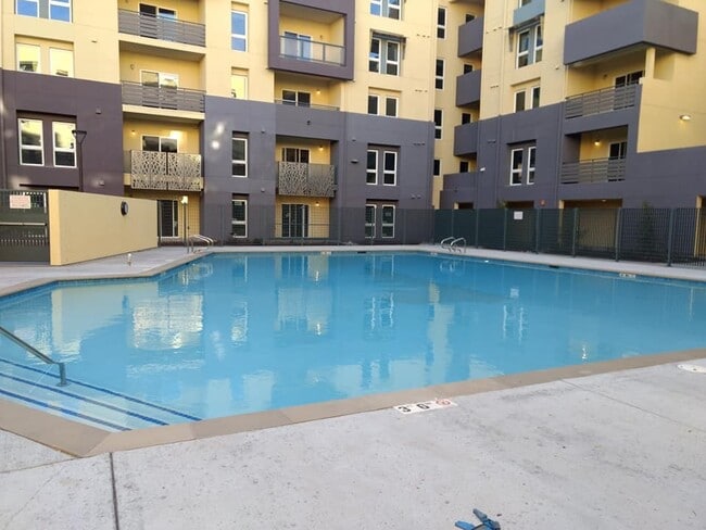 Photo - 200 E 10th St