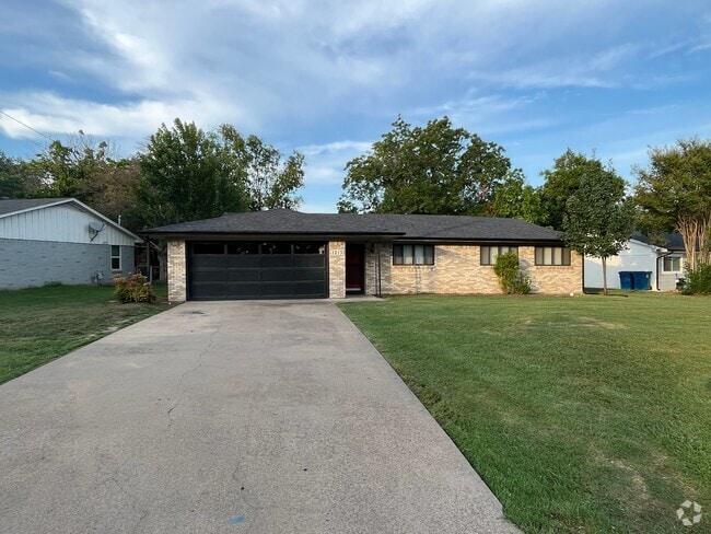 Building Photo - 1213 Crestview Dr Rental