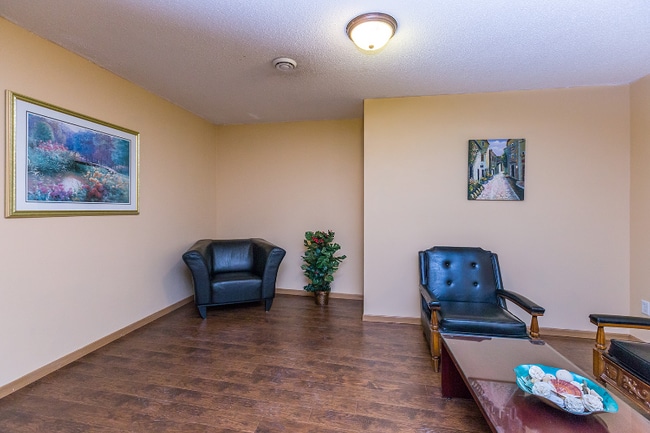 Photo - 619-625 Snelling Ave N