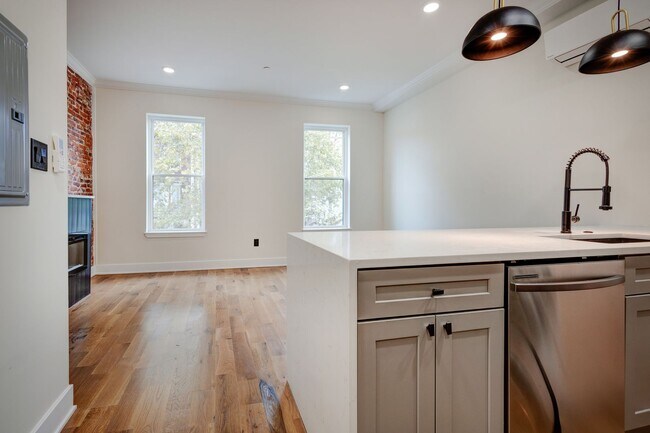 Photo - Spacious & Stylish Studio Apartment on W D... Unit B