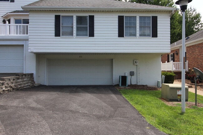 Building Photo - 173 Carriage Ct