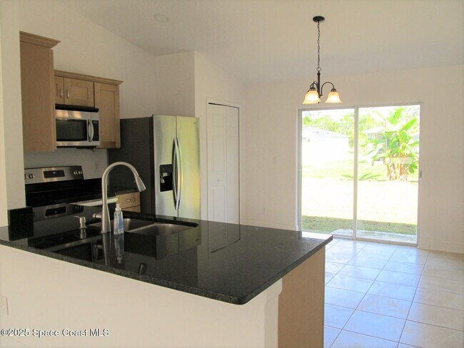 Photo - 551 Poplar St SE