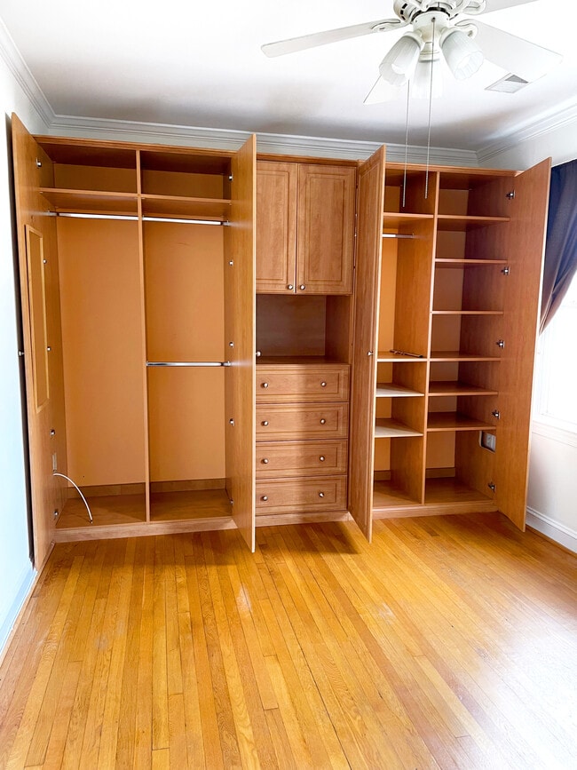 Custom closets interior - 803 7th St NE Unidad 4