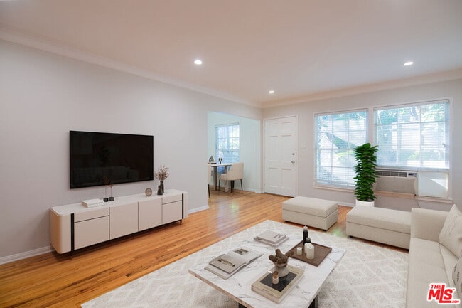 Building Photo - 8563 Holloway Dr Unit 3/4