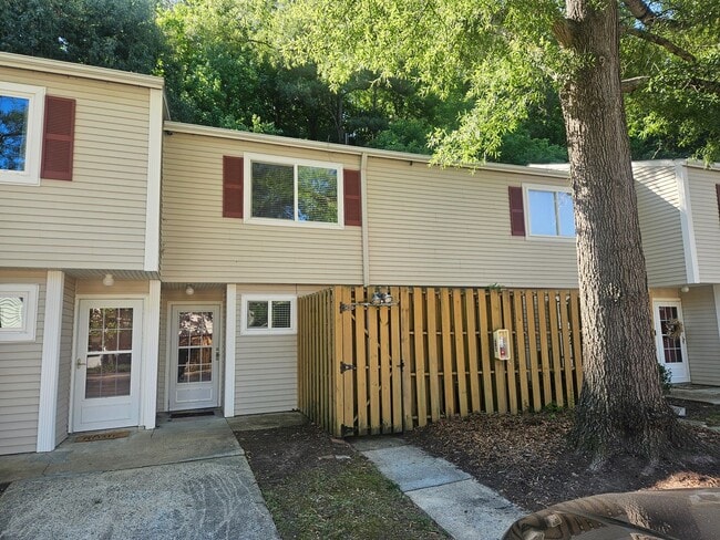 Building Photo - Lovely 2 BR 2.5 BA TH near UNC Chapel Hill! Available Now